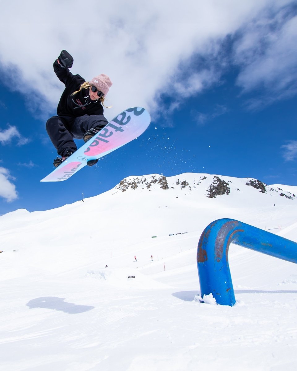 Quality women snowboard in pink and blue. Distortia 2025 | Bataleon Snowboards™ 2025.