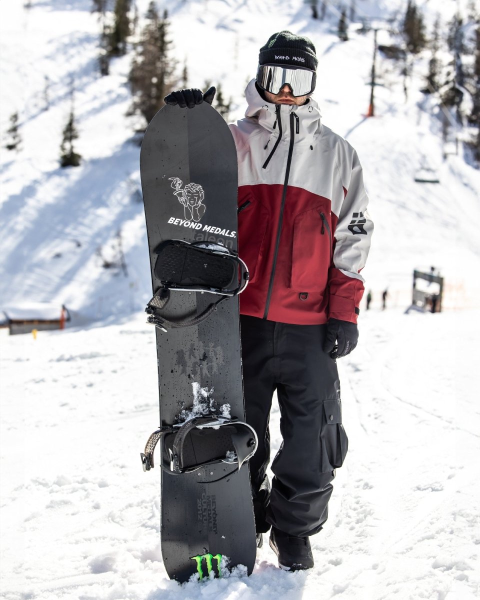 Men's snowboard in black and red. Bataleon Beyond Medals 2025 | Bataleon Snowboards™ 2025.
