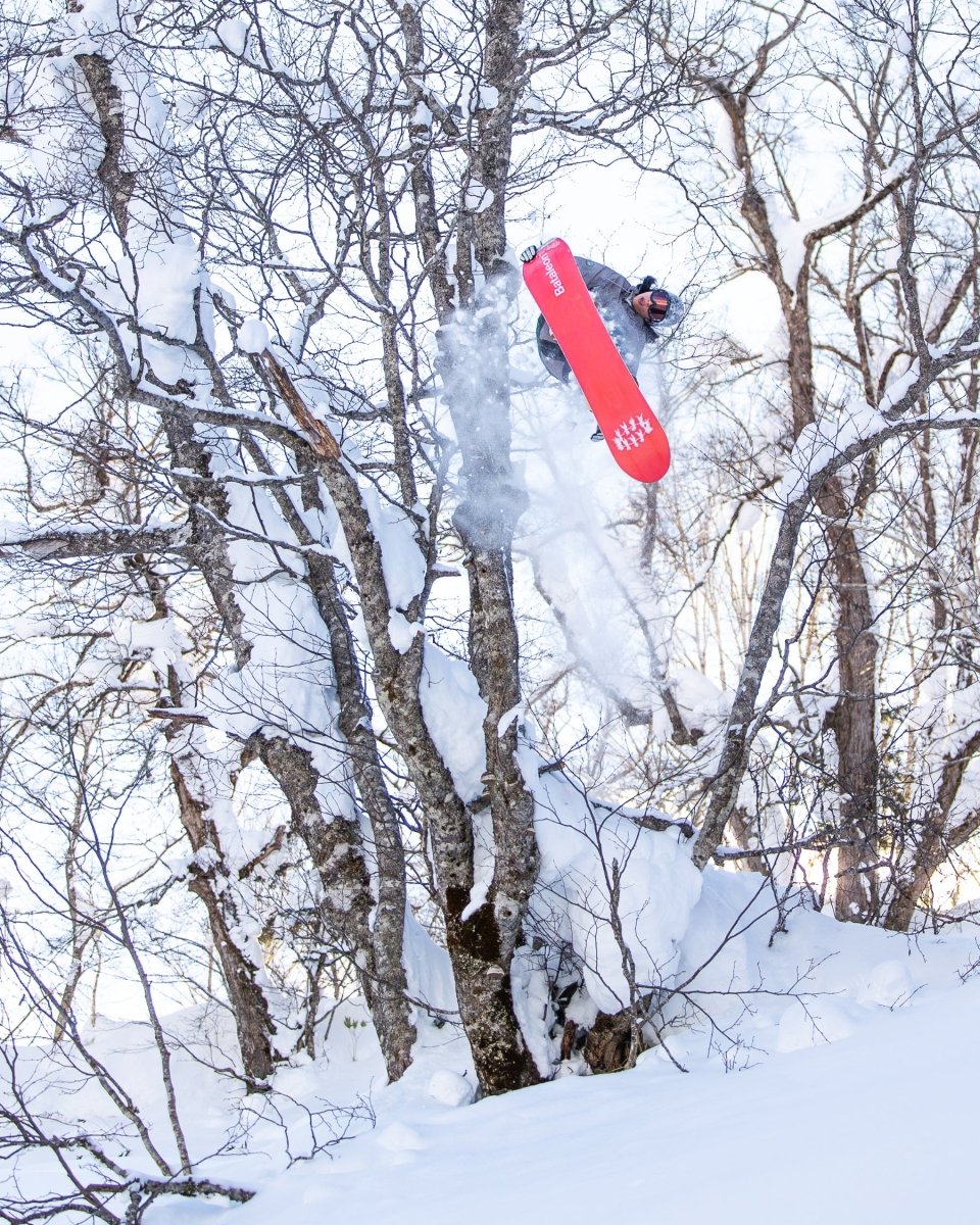 Bataleon men's snowboards 2025 in black and red. Bataleon Beyond Medals 2025 | Bataleon Snowboards™ 2025.