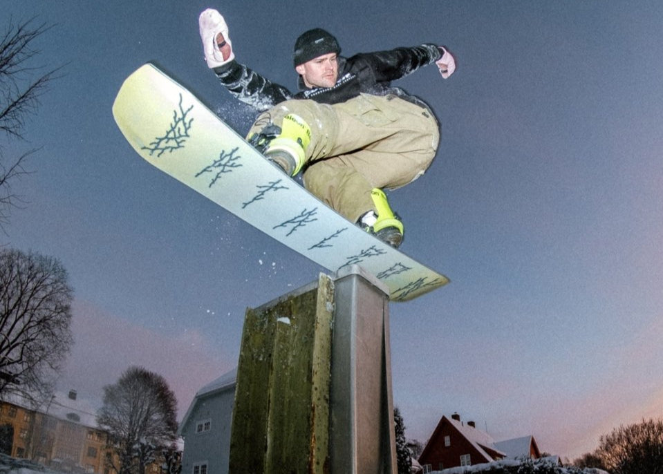 Men's snowboard in yellow. Disaster 2025 | Bataleon Snowboards™ 2025.