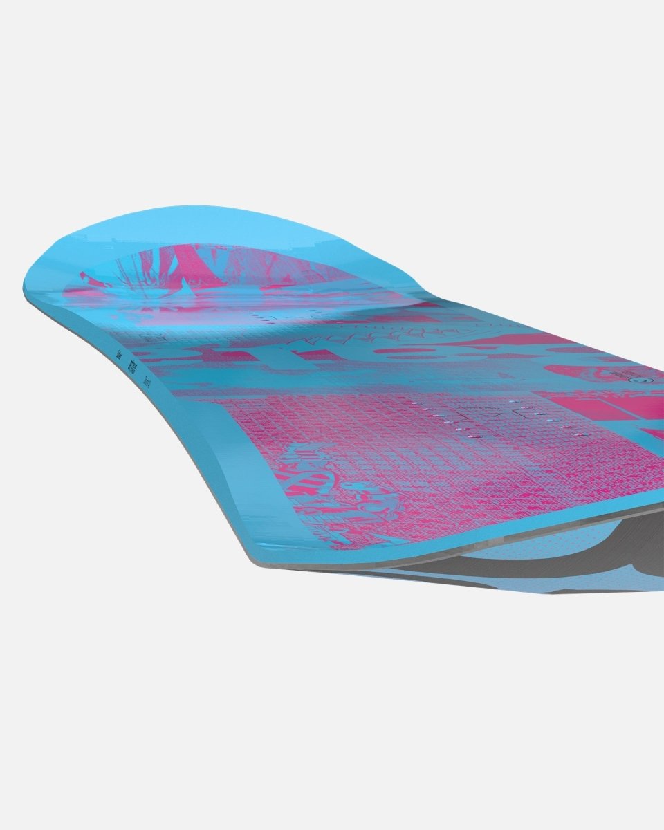Women snowboard in pink and blue. Distortia 2025-Bataleon-Snowboards™ 2025.