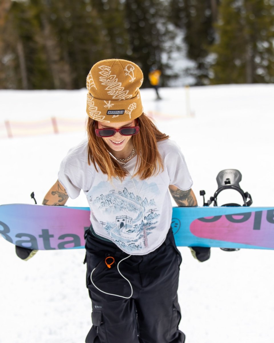 2025 women snowboards in pink and blue. Distortia 2025-Bataleon-Snowboards™ 2025.