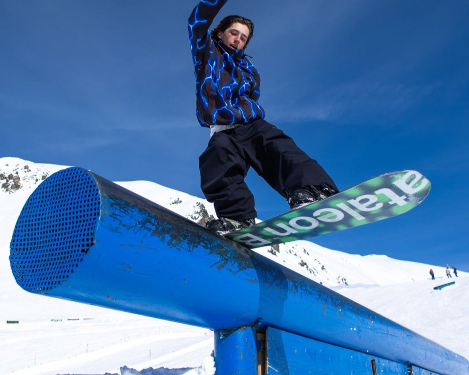 Men's snowboard in multicolor. FunKink 2025 | Bataleon Snowboards™ 2025.