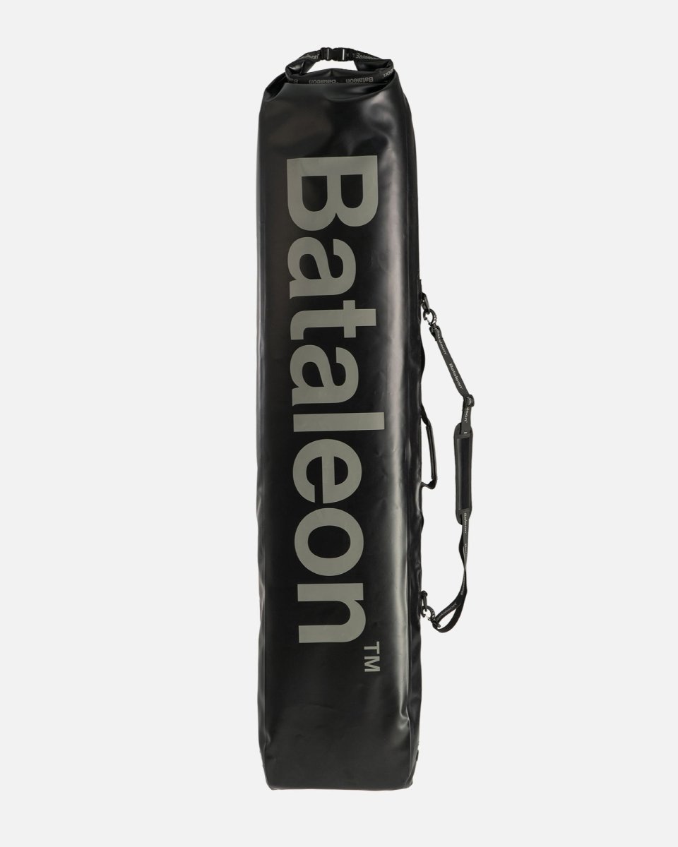Snowboard sleeve in black. Getaway Rollup Bag 2025 | Bataleon Snowboards™ 2025.