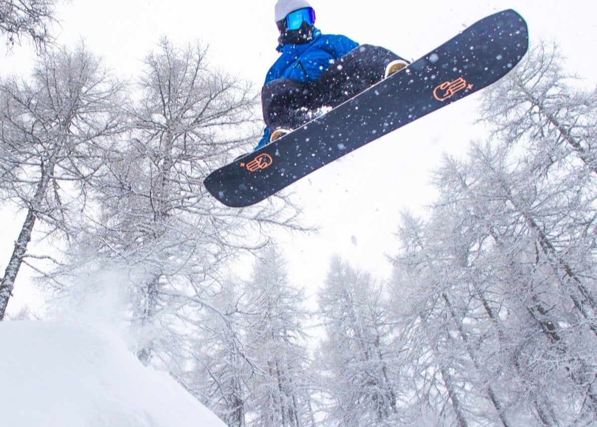 Men's snowboard in grey and orange. Goliath+ 2025 | Bataleon Snowboards™ 2025.