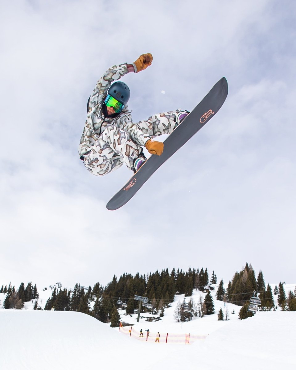 Quality women snowboard in black and white. Push Up+ 2025 | Bataleon Snowboards™ 2025.