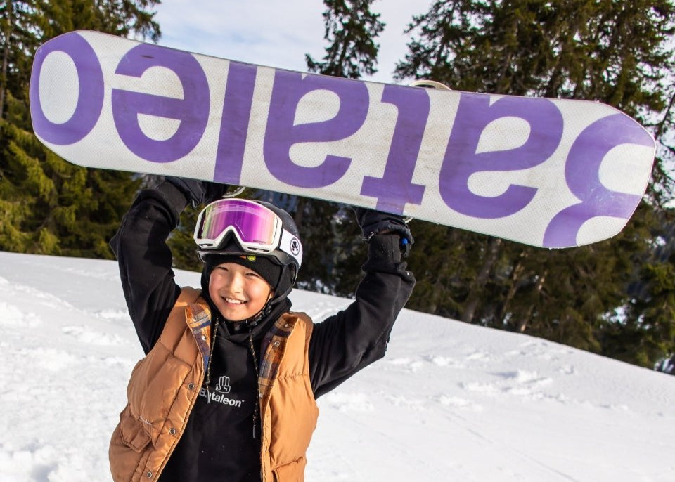 Kids beginner snowboard in purple and white. Stuntwood 2025 | Bataleon Snowboards™ 2025.