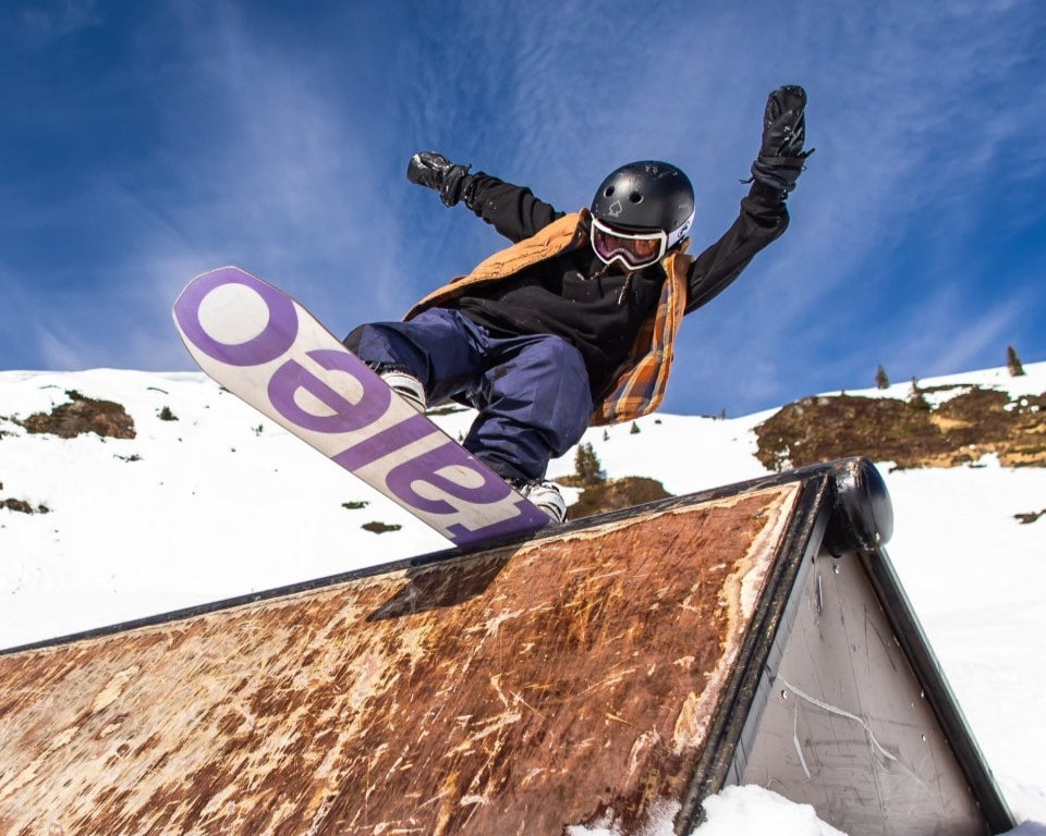 Snowboard for children in purple and white. Stuntwood 2025 | Bataleon Snowboards™ 2025.