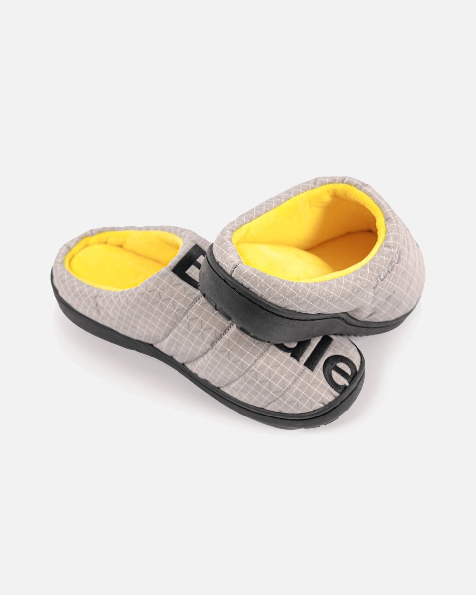 Thick slippers in gray. Subu Slippers 2025 | Bataleon Snowboards™ 2025.