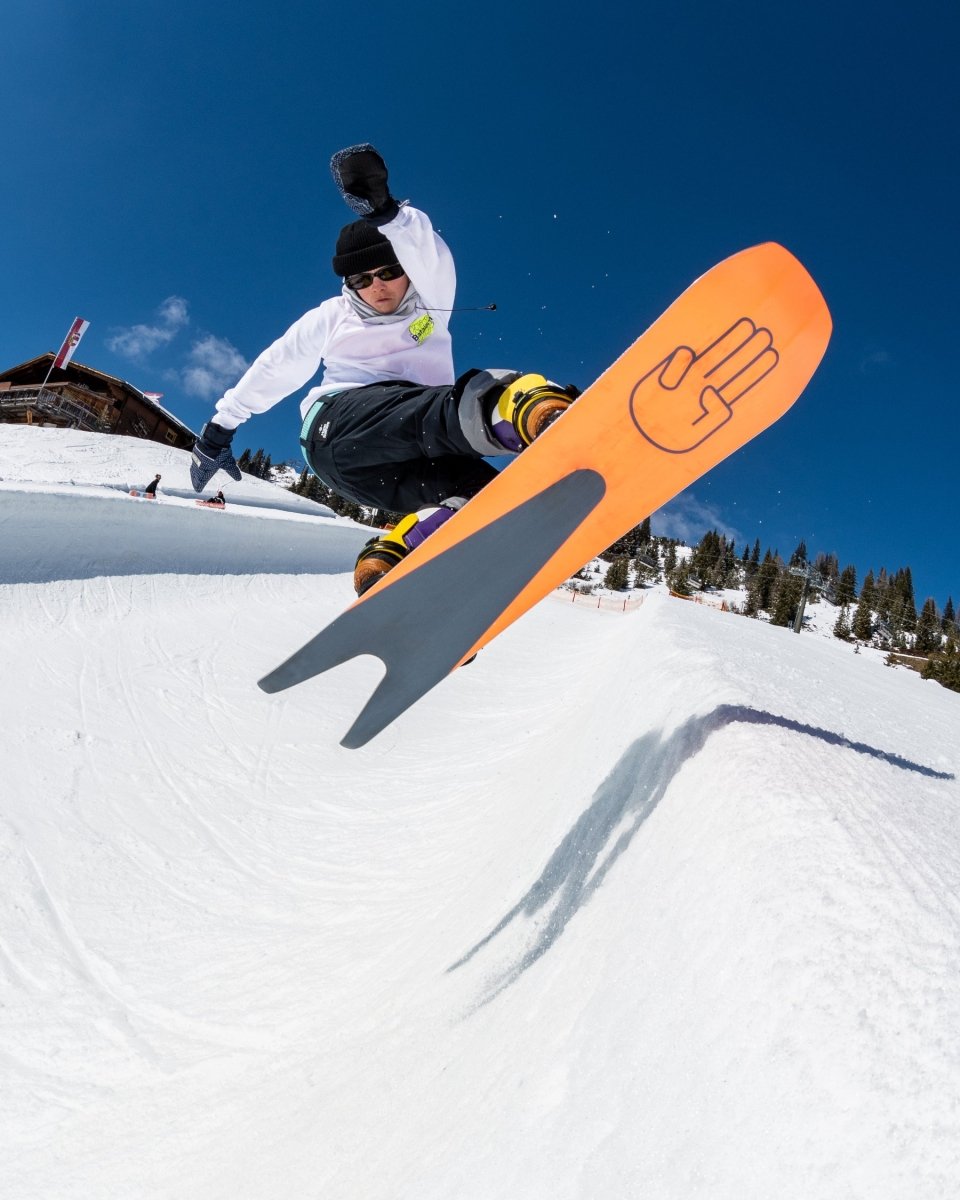 Snowboard for children in orange and black. Surfer Mini 2025 | Bataleon Snowboards™ 2025.