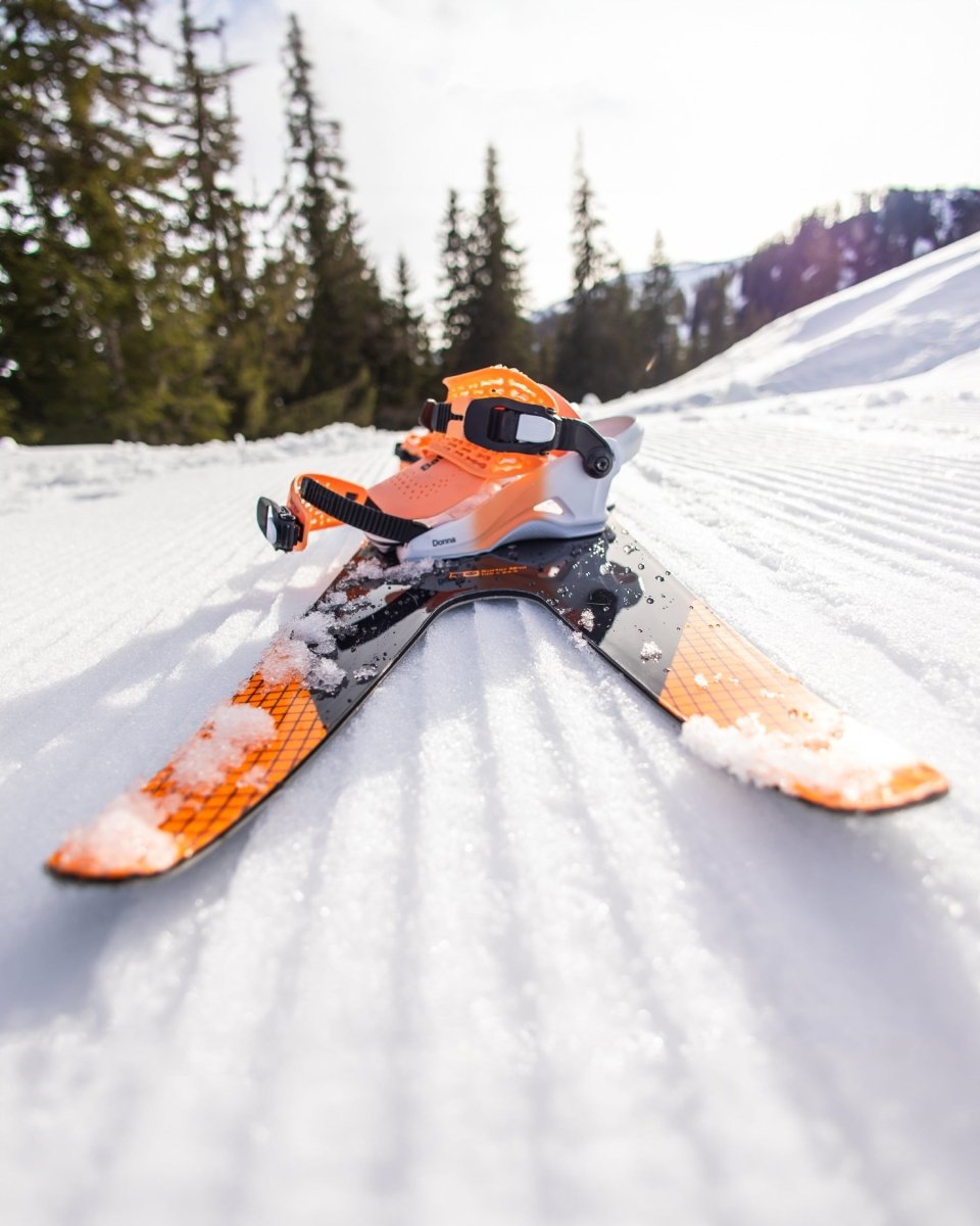 Kids snowboard for sale in orange and black. Surfer Mini 2025 | Bataleon Snowboards™ 2025.